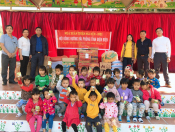 Đoàn Hội đồng hương Hải Phòng tại tỉnh Điện Biên trao quà cho học sinh trường mầm non Họa Mi