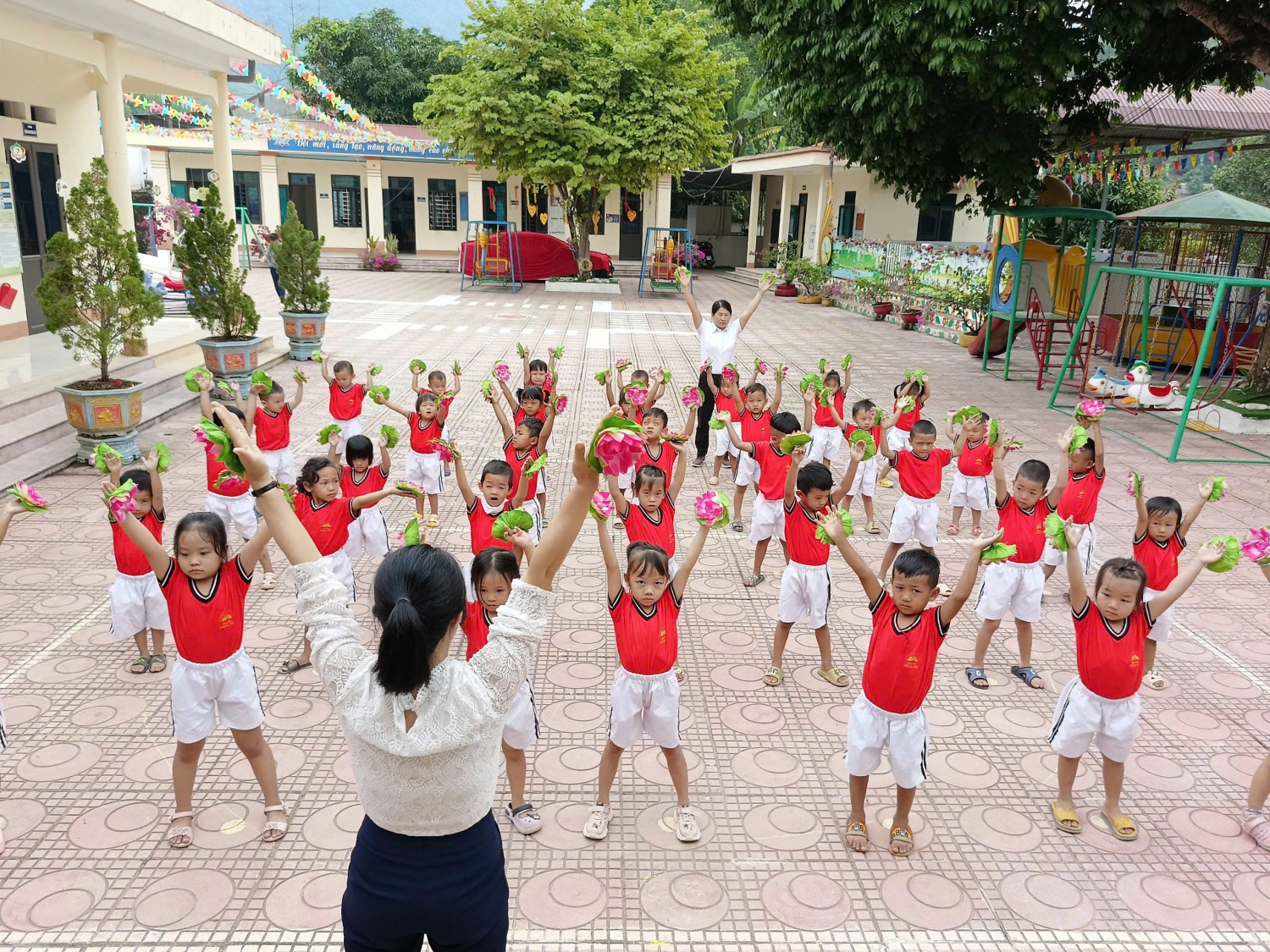 TRƯỜNG MN HỌA MI TỔ CHỨC CÁC HOẠT ĐỘNG THI ĐU LẬP THÀNH TÍCH CHÀO MỪNG LỄ KỶ NIỆM 20/11